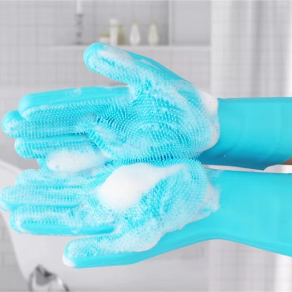 Bath brush for cats helping reduce shedding at home